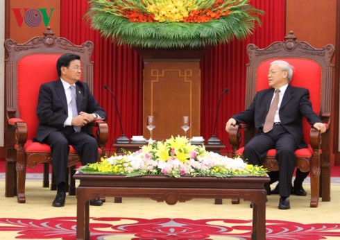 Para pemimpin Partai, Pemerintah dan Negara Vietnam menerima PM Laos, Thongloun Sisoulith - ảnh 1