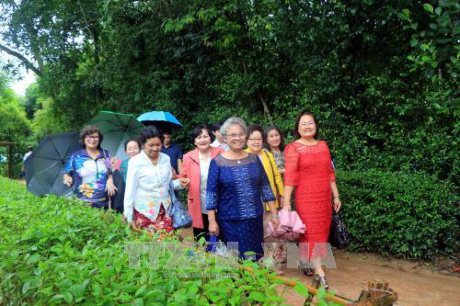  Delegasi mantan guru diaspora Vietnam di Thailand mengunjungi kampung halaman Presiden Ho Chi Minh - ảnh 1