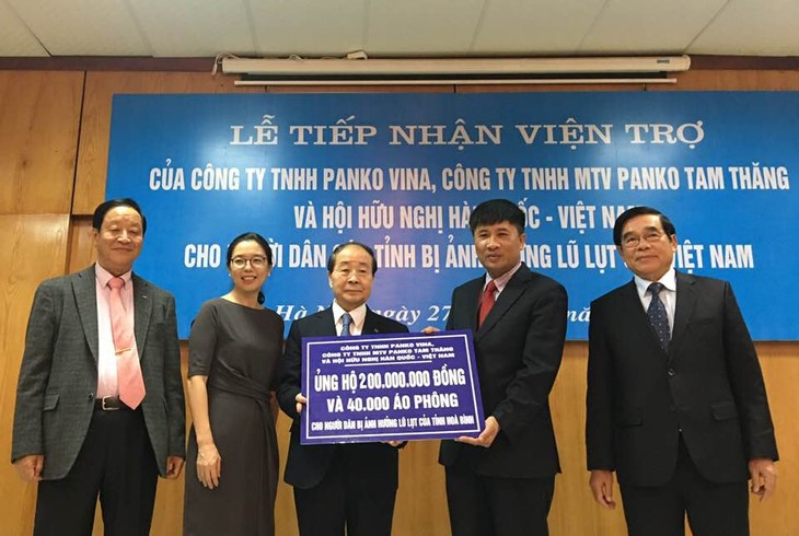 Asosiasi Persahabatan Vietnam-Republik Korea dan badan usaha Republik Korea bahu membahu membantu warga di daerah bencana alam - ảnh 1