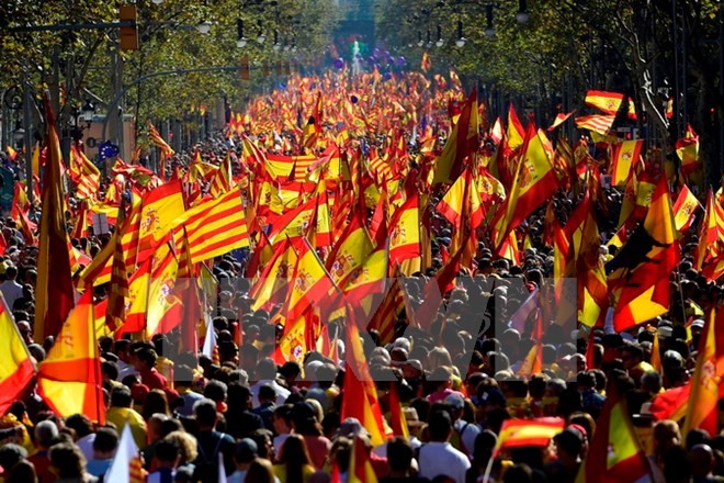  Lebih dari 70% warga Katalonia menolak pemisahan diri dari Spanyol - ảnh 1