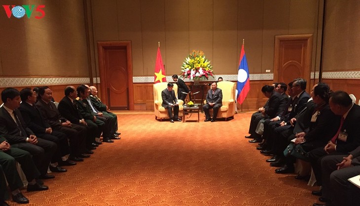  Sekjen, Presiden Laos, Bounnhang Vorachith melakukan pertemuan dengan wakil Asosiasi Persahabatan Vietnam-Laos - ảnh 1