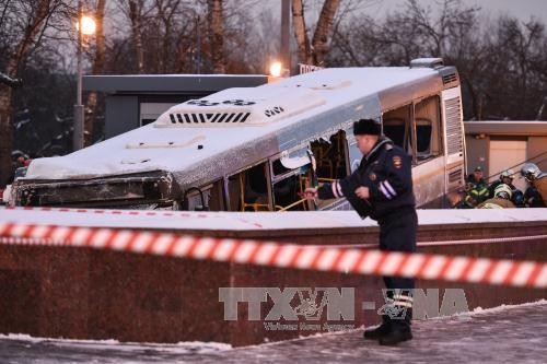 Polisi Rusia mengecualikan kemungkinan serangan teror dalam kasus bis menggusur bagian jalan untuk pejalan kaki - ảnh 1