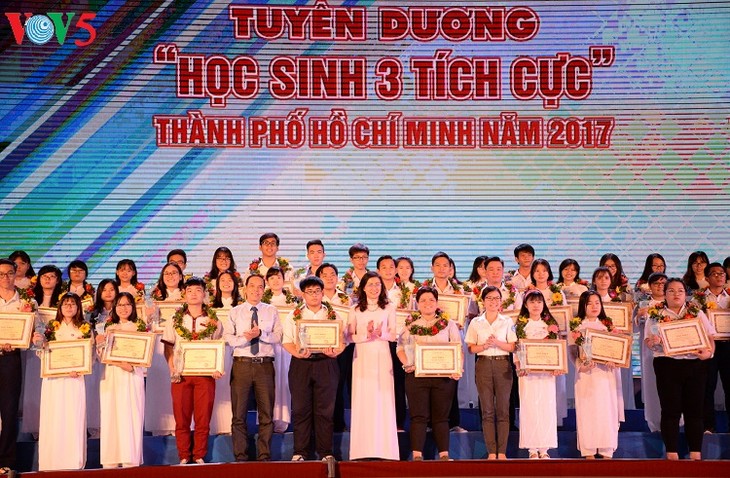  Banyak aktivitas sehubungan dengan Hari tradisi pelajar dan mahasiswa Vietnam - ảnh 1