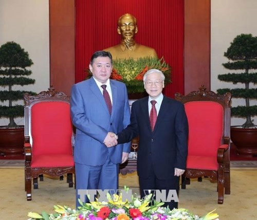 Sekjen KS PKV, Nguyen Phu Trong menerima Ketua Parlemen Mongolia - ảnh 1