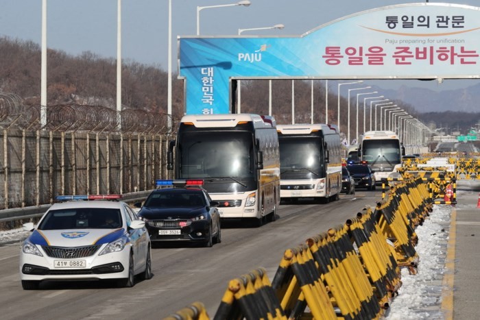  Olimpiade PyeongChang 2018: Para atlet hoki dan rombongan awal RDRK tiba di Republik Korea - ảnh 1
