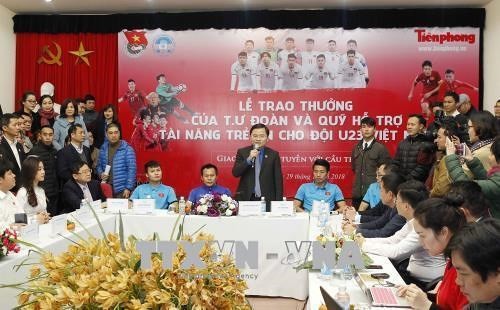  Pengurus Besar Liga Pemuda Komunis Ho Chi Minh melakukan temu pergaulan dengan para atlet Tim sepak bola U-23 Vietnam - ảnh 1