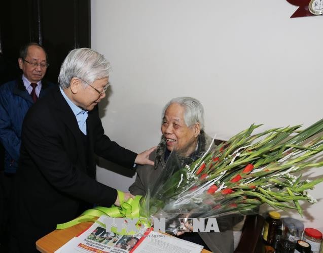 Sekjen KS PKV, Nguyen Phu Trong dan Presiden Tran Dai Quang mengucapkan selamat umur panjang kepada mantan Sekjen Do Muoi - ảnh 1