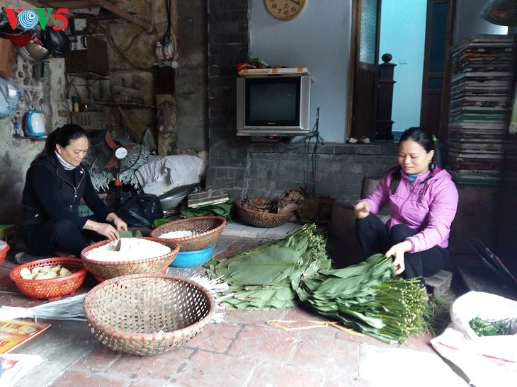 Adat membungkus kue Chung pada Hari Raya Tet dari orang Vietnam - ảnh 1