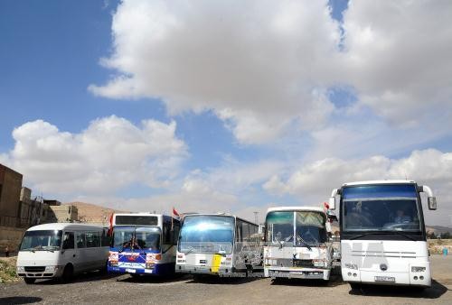Suriah: Konvoi kendaraan pengangkut barang bantuan internasional tiba di Ghouta Timur - ảnh 1