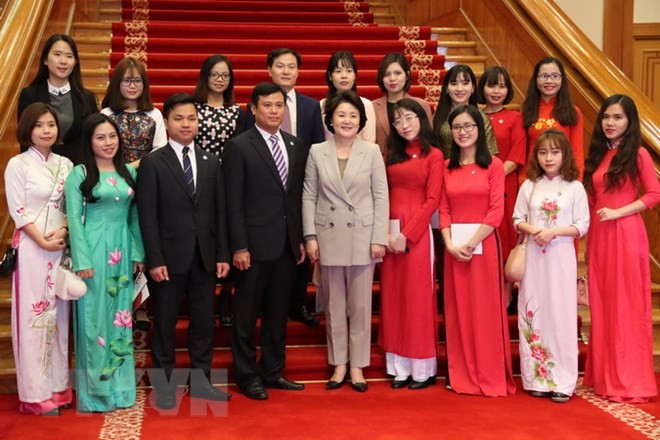 Istri Presiden Republik Korea menemui para mahasiswa Vietnam - ảnh 1