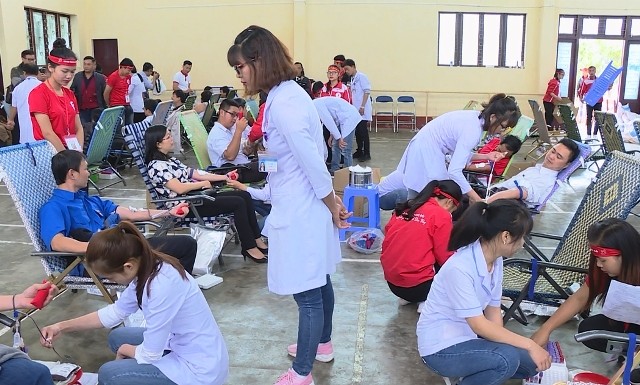 Ratusan orang ikut serta dalam pesta donor darah “Tetesan darah merah daerah Tay Nguyen” - ảnh 1