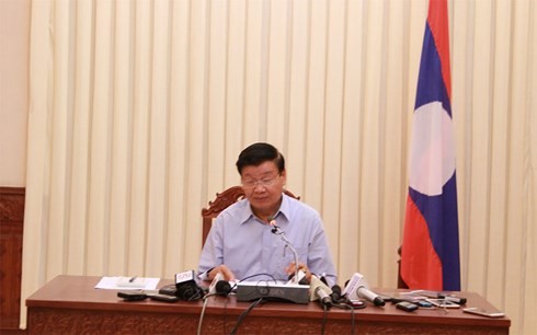 PM Laos memimpin jumpa pers tentang bobolnya waduk hidrolistrik Sepien Senamnoi - ảnh 1