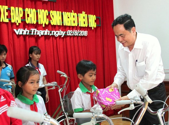 Ketua Pengurus Besar Front Tanah Air Viet Nam, Tran Thanh Man menyampaikan beasiswa kepada para pelajar miskin di Kabupaten Vinh Thanh, Kota Can Tho - ảnh 1
