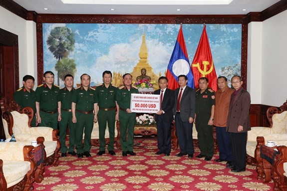 Kementerian Pertahanan Viet Nam membantu Pemerintah dan rakyat Laos mengatasi akibat bobolnya waduk hidrolistrik Sepien Senamnoi - ảnh 1