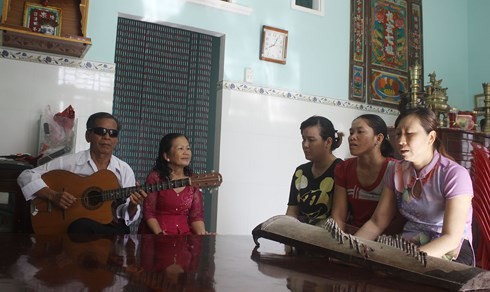 Kursus mengajar seni musik dan lagu “Don Ca Tai Tu” dari Tran Ngoc Nuong, seorang seniman yang istimewa. - ảnh 1