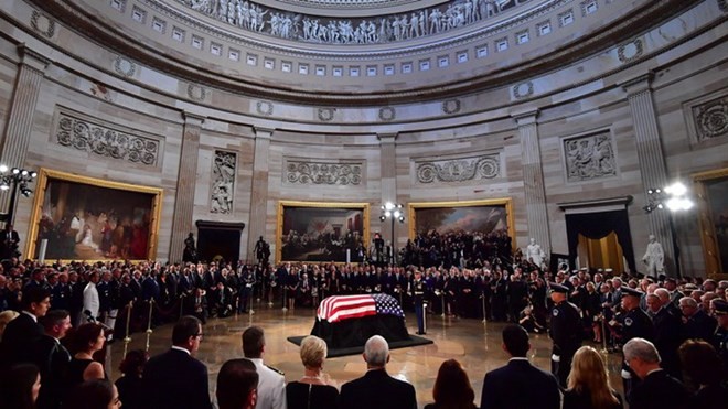 AS mengadakan upacara belasungkawa kehormatan kepada Almarhum Senator John McCain - ảnh 1