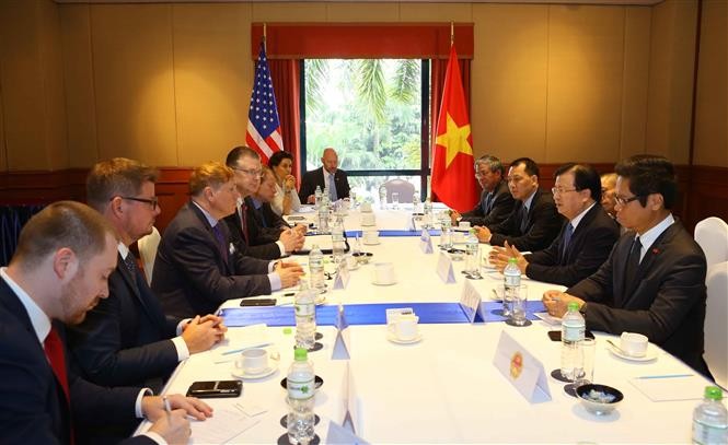 Deputi PM Viet Nam, Trinh Dinh Dung menerima wakil beberapa badan usaha besar AS yang sedang melakukan investasi di Viet Nam - ảnh 1