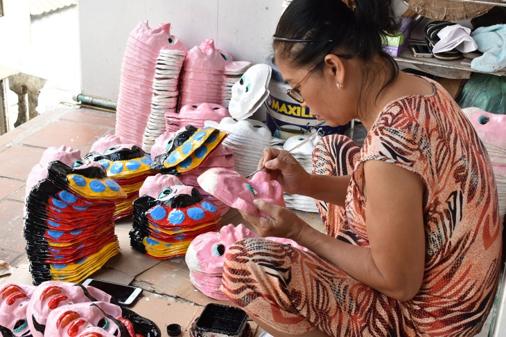 Keluarga terakhir di Kota Ha Noi yang menjaga kejuruan membuat topeng kertas tradisional - ảnh 1