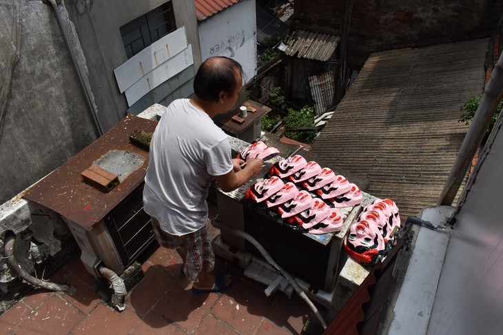 Keluarga terakhir di Kota Ha Noi yang menjaga kejuruan membuat topeng kertas tradisional - ảnh 9