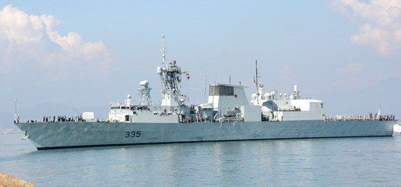 Armada kapal Angkatan Laut Kerajaan Kanada melakukan kunjungan kehormatan di Kota Da Nang - ảnh 1