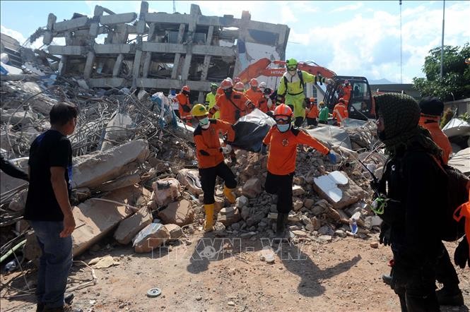 Gempa dan tsunami di Indonesia: Berlomba dengan waktu untuk menolong para korban - ảnh 1