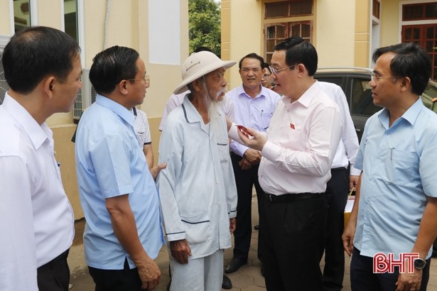 Deputi PM Viet Nam, Vuong Dinh Hue melakukan kontak dengan para pemilih - ảnh 1