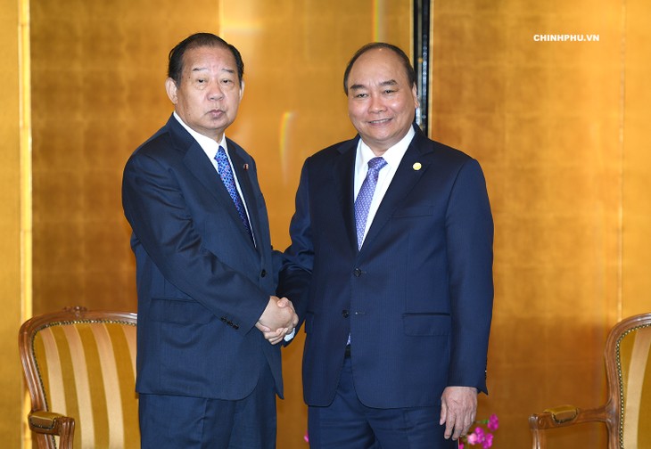 PM Nguyen Xuan Phuc menerima badan usaha di sela-sela KTT Mekong-Jepang dan kunjungan di Jepang - ảnh 1