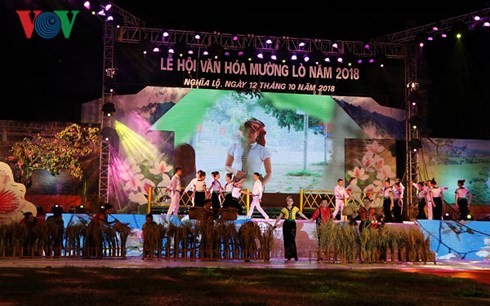 Ribuan orang ikut serta dalam pesta “Muong Lo dalam festival tarian Xoe Hoa yang gembira” - ảnh 1