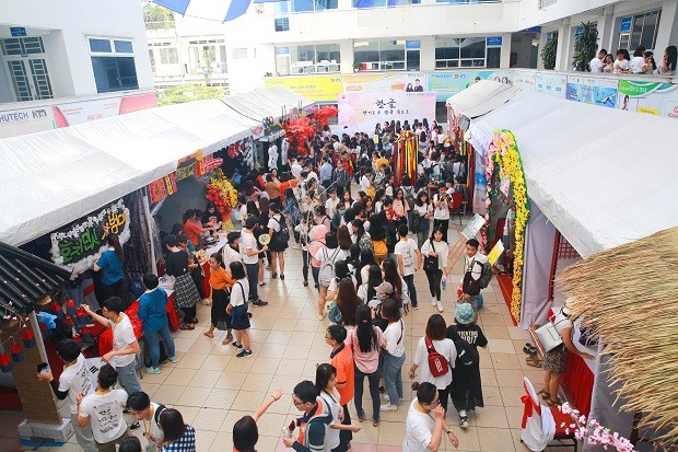 Mahasiswa dari 14 perguruan tinggi dan akademi menghadiri Festival Aksara Korea tahun 2018 - ảnh 1