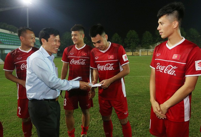 Tim sepak bola Viet Nam berupaya bertanding dengan sukses di AFF Cup 2018 - ảnh 1