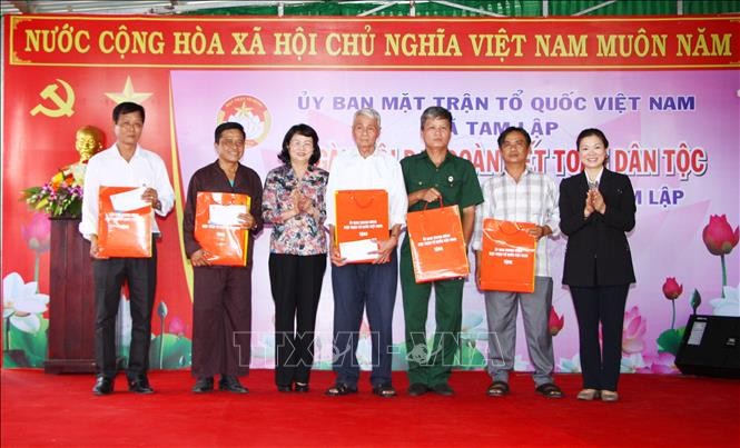Pemimpin Partai dan Negara Viet Nam menghadiri Hari pesta persatuan besar seluruh bangsa di daerah-daerah - ảnh 1