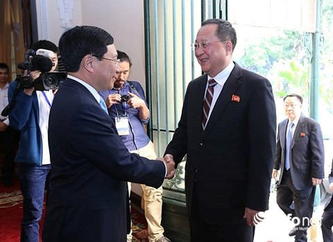 Deputi PM, Menlu Viet Nam, Pham Binh Minh melakukan pembicaraan dengan Menlu RDRK, Ri Yong Ho - ảnh 1