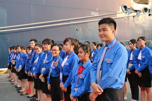 Para pemuda Viet Nam melakukan temu pergaulan dengan para anggota Kapal Pemuda Asia Tenggara dan Jepang - ảnh 1