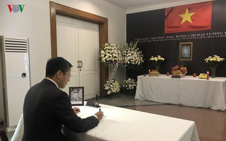 Kedutaan Besar Vietnam untuk Indonesia mengadakan upacara berziarah dan membuka buku perkabungan untuk mantan Presiden, Jenderal Le Duc Anh - ảnh 1