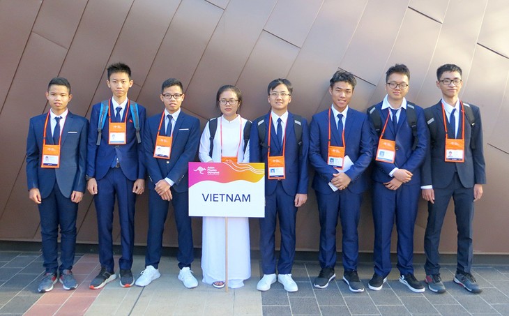 Pelajar Vietnam mencapai banyak hadiah dalam Olympiade Fisika Asia - ảnh 1