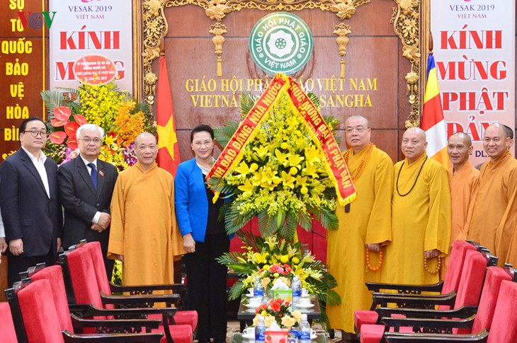 Ketua MN Vietnam, Nguyen Thi Kim Ngan berkunjung dan mengucapkan selamat kepada Dewan Pengurus Pusat Sangha Buddha Vietnam - ảnh 1