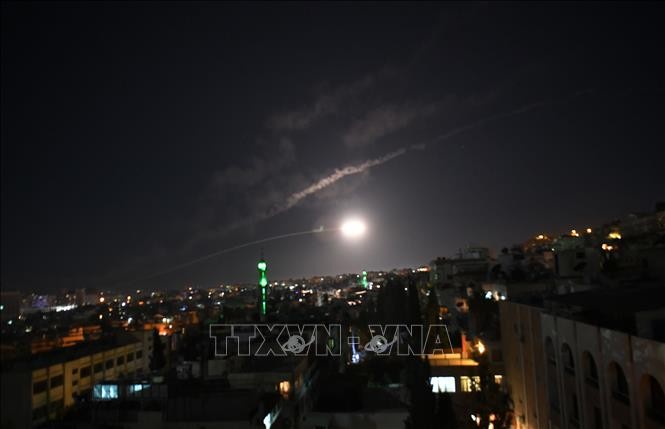 Israel melakukan serangan dengan rudal terhadap Provinsi Quneitra, Suriah - ảnh 1