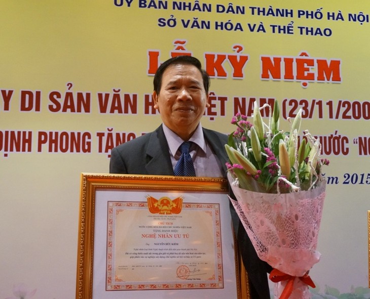 Artisan unggul Nguyen Huu Kiem membawa layang-layang Vietnam terbang jauh - ảnh 1