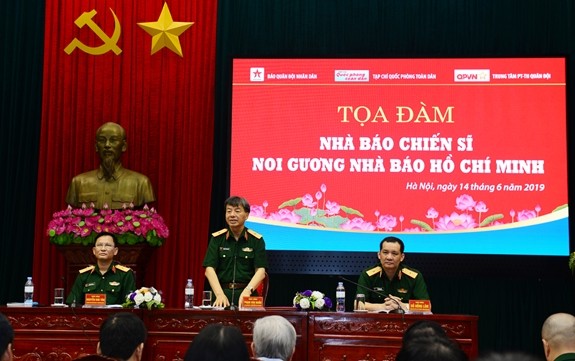 Simposium: “Jurnalis tentara berteladan pada jurnalis Ho Chi Minh” - ảnh 1
