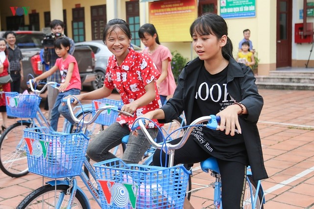 VOV memberikan hadiah berupa sepeda dan beasiswa kepada para pelajar miskin di daerah pegunungan - ảnh 1