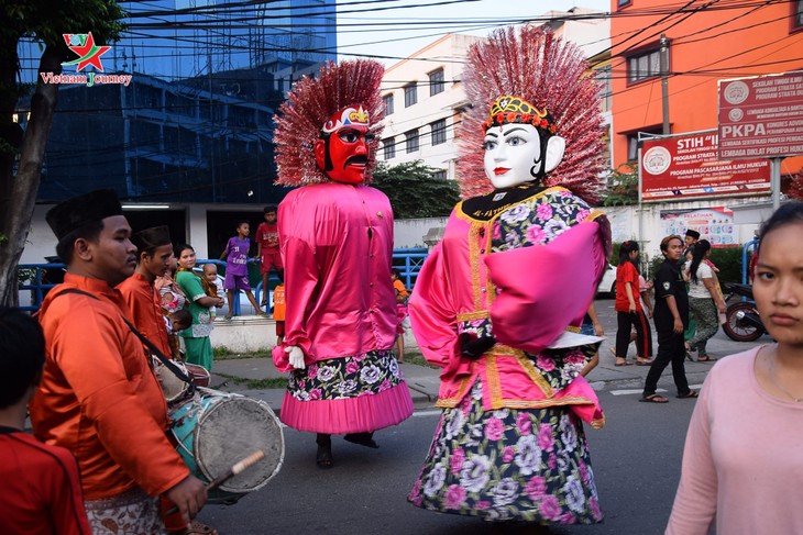 Lambang budaya Ondel-Ondel memenuhi jalan - jalan menjelang hari berdirinya Kota Jakarta - ảnh 2