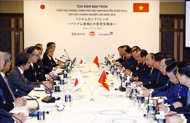 PM Nguyen Xuan Phuc melakukan pertemuan dengan Grup-grup papan atas Jepang - ảnh 1