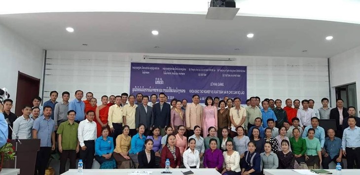 Menatar kejuruan penerbitan untuk pejabat Laos - ảnh 1