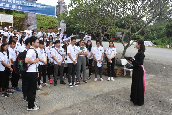 Para pemuda diaspora berkunjung dan mencaritahu tentang Situs peninggalan sejarh ATK Dinh Hoa, Provinsi Thai Nguyen - ảnh 1