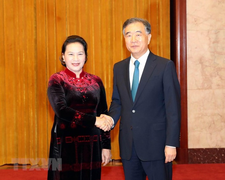 Ketua MN Vietnam, Ibu Nguyen Thi Kim Ngan melakukan pertemuan dengan Ketua Majelis Permusyawaratan Politik Rakyat Tiongkok, Wang Yang - ảnh 1