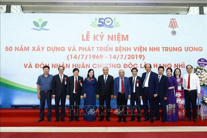 PM Vietnam, Nguyen Xuan Phuc: Rumah Sakit Anak-Anak Pusat harus menjadi alamat pengobatan papan atas tentang ilmu kesehatan anak - ảnh 1