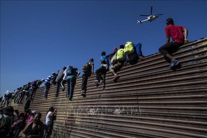 Masalah migran: AS mengeluarkan perintah melarang permintaan minta suaka terhadap  kaum migran yang menerobos perbatasan dari Meksiko - ảnh 1