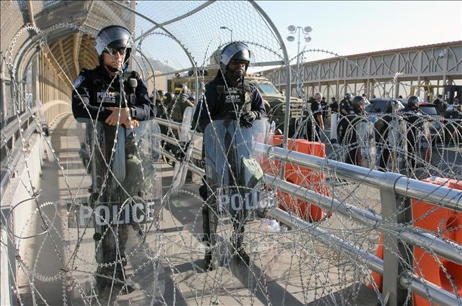 AS: Pentagon mengerahkan lagi serdadu ke perbatasan dengan Meksiko - ảnh 1