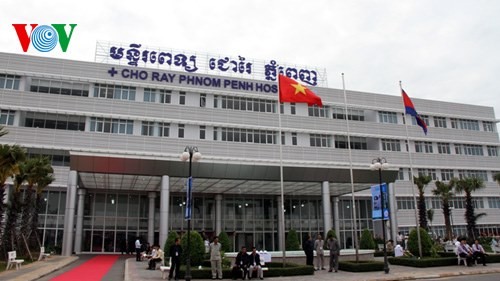 Rumah Sakit Cho Ray Phnom Penh – Menjembati aktivitas kesehatan antara Vietnam dan Kamboja - ảnh 1