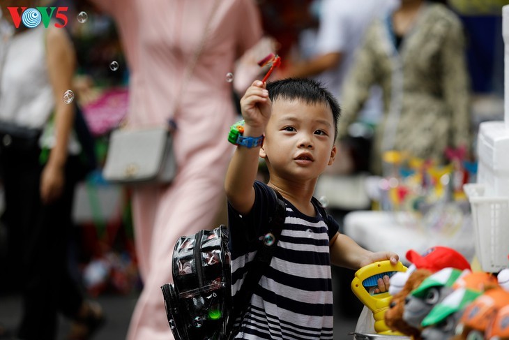 Kembali mencari masa kanak-kanak di Jalan Hang Ma pada Festival Medio Musim Rontok - ảnh 16